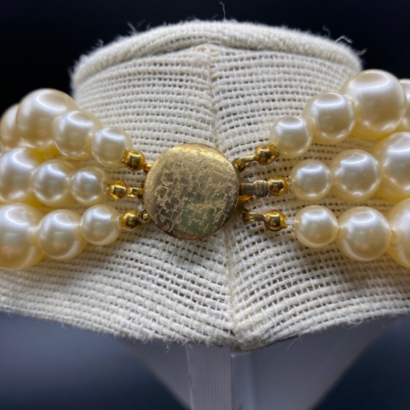 Vintage Chunky Pearls Triple Strand Necklace Gold Tone Granny Core Choker - Picture 3 of 11